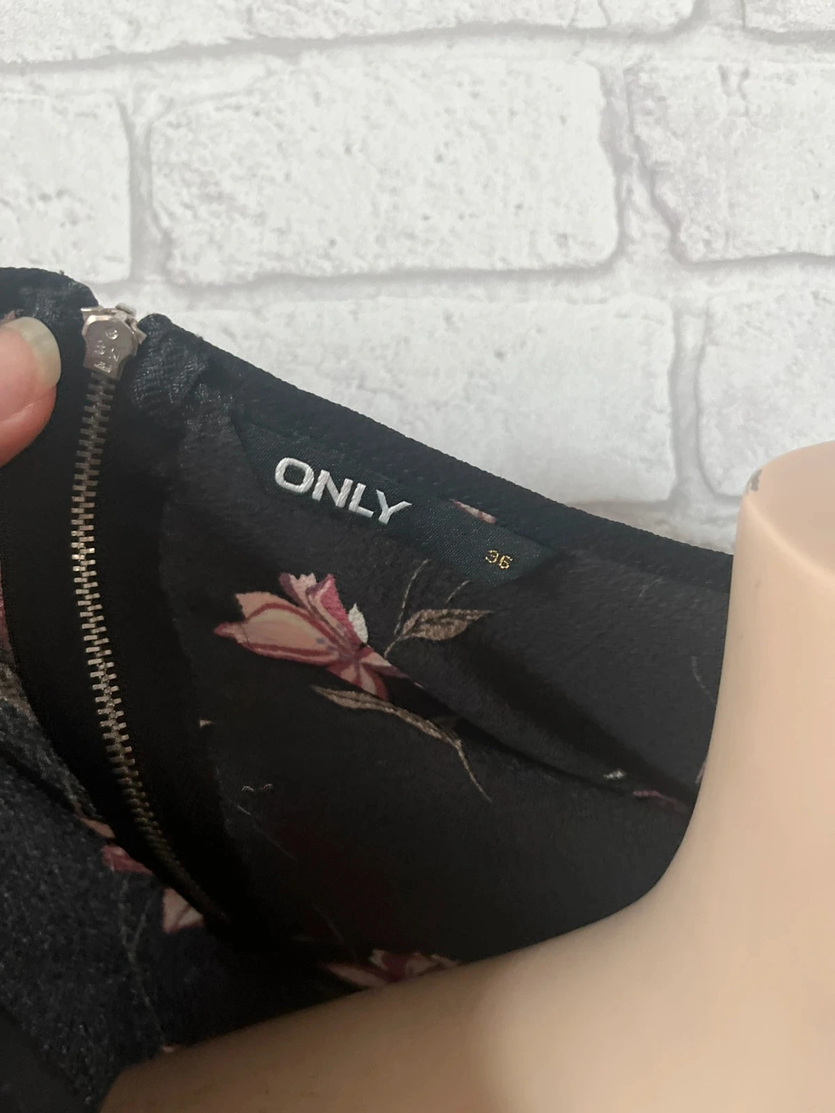 Zwarte bloes met bloemen voor dames T36 – vloeiend met korte mouwen in bohemien chique stijl – photo 3